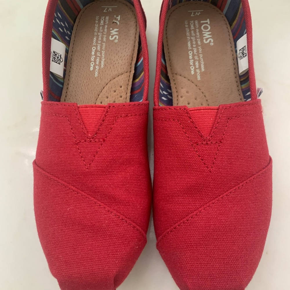 TOMS Women’s Red Canvas Classic Ballet Flat Size 7